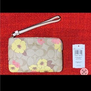 ❤️❤️❤️New Coach wristlet with floral print ❤️❤️❤️